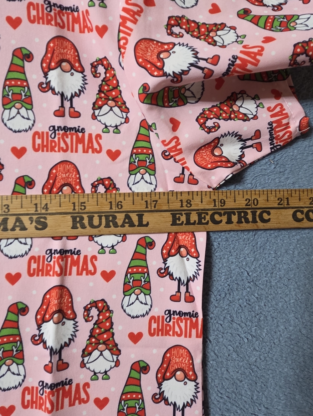 2 Women's Medium Christmas Themed Scrub Tops Lot Nurse Medical Nursing - Picture 4 of 7